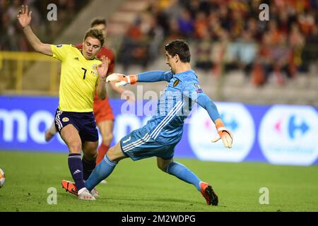 James Forrest scozzese e Thibaut Courtois, portiere del Belgio, combattono per la palla durante una partita di calcio tra la nazionale belga Red Devils e la Scozia, martedì 11 giugno 2019 a Bruxelles, una partita di qualificazione UEFA euro 2020. FOTO DI BELGA YORICK JANSENS Foto Stock