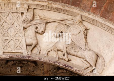 Porta della Pescheria (Duomo di Modena): Gawain combatte con i Carados della Torre dolorosa dall'abduzione di Guinevere (antica leggenda arturiana) Foto Stock