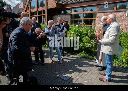 Jos Vermeulen e padre Abate Manu Van Hecke hanno illustrato durante una conferenza stampa della birreria Trappist Westvleteren, venerdì 14 giugno 2019 a Westvleteren. BELGA FOTO KURT DESPLENTER Foto Stock