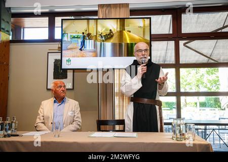 Jos Vermeulen e padre Abate Manu Van Hecke hanno illustrato durante una conferenza stampa della birreria Trappist Westvleteren, venerdì 14 giugno 2019 a Westvleteren. BELGA FOTO KURT DESPLENTER Foto Stock