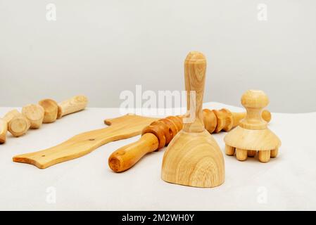 Attrezzi e rulli in legno per massaggi in un salone di bellezza Foto Stock