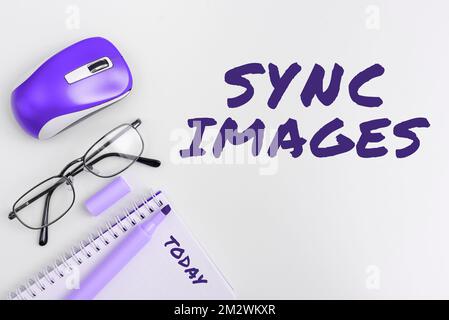 Visualizzazione concettuale Sincronizza immagini. Word per rendere le foto identiche in tutti i dispositivi accessibili ovunque Foto Stock