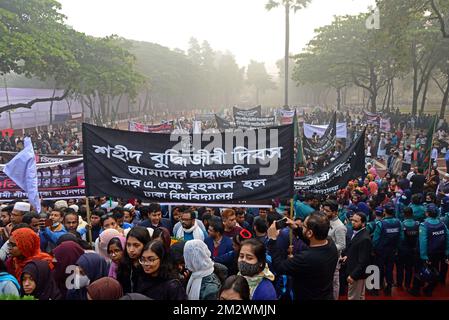 I popoli del Bangladesh rendono omaggio agli intellettuali martiri al Memoriale degli intellettuali martiri a Mirpur, a Dhaka, in Bangladesh, il 14 dicembre 2022. Assassinati dalle forze di occupazione pakistane e dai loro collaboratori locali negli ultimi giorni della guerra di liberazione del 1971, La nazione sta osservando la Giornata degli intellettuali martiri del dicembre 14, che paga tributi agli intellettuali uccisi sistematicamente dall'esercito di occupazione pakistano e dai loro collaboratori locali alla fine della guerra di liberazione del paese nel 1971. Foto Stock