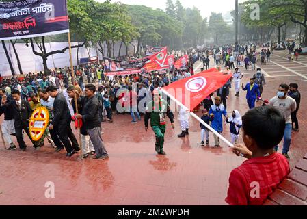 I popoli del Bangladesh rendono omaggio agli intellettuali martiri al Memoriale degli intellettuali martiri a Mirpur, a Dhaka, in Bangladesh, il 14 dicembre 2022. Assassinati dalle forze di occupazione pakistane e dai loro collaboratori locali negli ultimi giorni della guerra di liberazione del 1971, La nazione sta osservando la Giornata degli intellettuali martiri del dicembre 14, che paga tributi agli intellettuali uccisi sistematicamente dall'esercito di occupazione pakistano e dai loro collaboratori locali alla fine della guerra di liberazione del paese nel 1971. Foto Stock