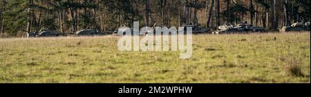 Uno squadrone di esercito britannico FV4034 Challenger 2 II principali carri armati di battaglia su un esercizio di combattimento militare, Wiltshire UK Foto Stock