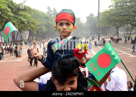 I popoli del Bangladesh rendono omaggio agli intellettuali martiri al Memoriale degli intellettuali martiri a Mirpur, a Dhaka, in Bangladesh, il 14 dicembre 2022. Assassinati dalle forze di occupazione pakistane e dai loro collaboratori locali negli ultimi giorni della guerra di liberazione del 1971, La nazione sta osservando la Giornata degli intellettuali martiri del dicembre 14, che paga tributi agli intellettuali uccisi sistematicamente dall'esercito di occupazione pakistano e dai loro collaboratori locali alla fine della guerra di liberazione del paese nel 1971. Foto Stock