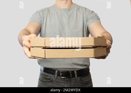 Un uomo con le scatole della pizza nelle sue mani. Consegna pizza Foto Stock