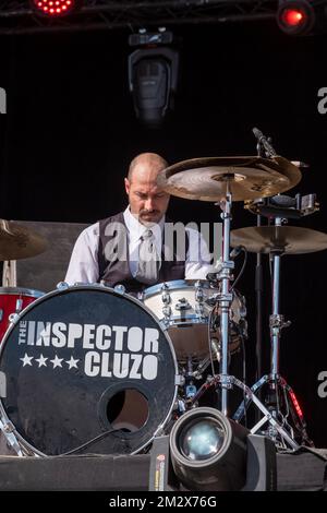 Il batterista della rock band Inspector Cluzo si è concentrato sul suo suonare Foto Stock