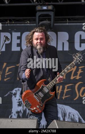 Cantante un chitarrista della rock band Ispettore Cluzo sul palco Foto Stock