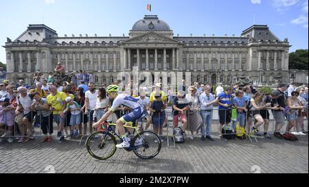 Gli spettatori attendono l'inizio della prima tappa dell'edizione 106th del Tour de France, 194,5km da e per Bruxelles, Belgio, sabato 06 luglio 2019. Il Tour de France di quest'anno inizia a Bruxelles e si svolge dal 6th al 28th luglio. FOTO DI BELGA YORICK JANSENS Foto Stock
