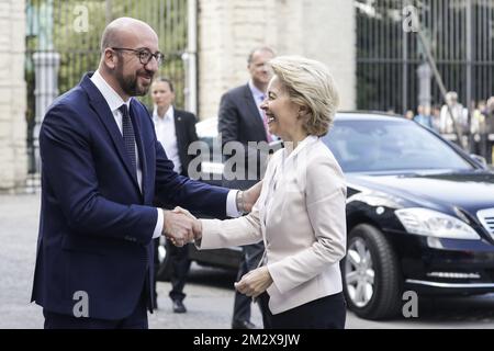 Il primo ministro belga Charles Michel accoglie con favore il futuro presidente della Commissione europea Ursula von der Leyen in vista di un incontro tra i nuovi presidenti eletti del Consiglio dell'Unione europea e della Commissione dell'Unione europea, lunedì 08 luglio 2019, presso il Palazzo Egmont di Bruxelles. Entrambi prenderanno giuramento per loro nuove funzioni nel dicembre 2019. FOTO DI BELGA THIERRY ROGE Foto Stock