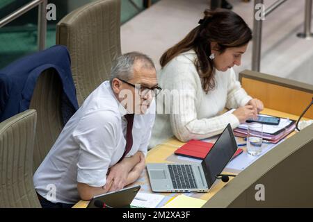 Il ministro fiammingo delle Finanze, del bilancio e dell'edilizia abitativa Matthias Diependaele e il ministro fiammingo dell'ambiente, dell'energia, del turismo e della giustizia Zuhal Demir hanno illustrato durante la discussione sul bilancio 2023, nel corso di una sessione plenaria del Parlamento fiammingo a Bruxelles, mercoledì 14 dicembre 2022. FOTO DI BELGA NICOLAS MAETERLINCK Foto Stock