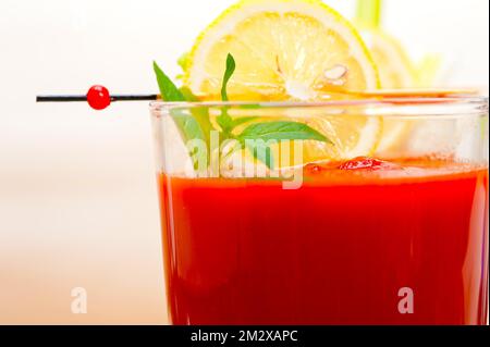 Zuppa di gazpacho di succo di pomodoro fresco su un tavolo di vetro di legno bianco Foto Stock