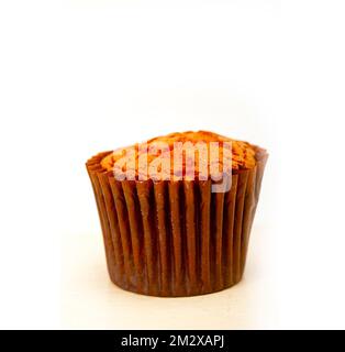 Dolce fresco fatto in casa muffin dolce isolato su bianco Foto Stock