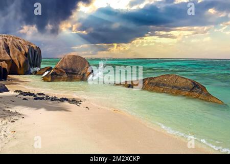 Spiaggia e rocce di granito sulla spiaggia da sogno Source d'Argent, cielo tempesta, la Digue Island, Seychelles Foto Stock