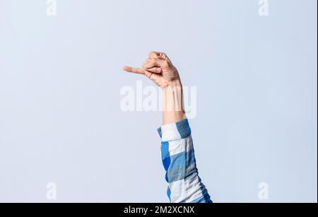 Mano gestendo la lettera J in linguaggio dei segni su uno sfondo isolato. La mano dell'uomo gestendo la lettera J dell'alfabeto isolato. Lettere del Foto Stock