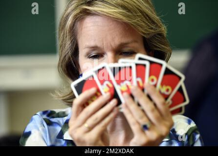 La regina Mathilde del Belgio gioca un gioco di carte uno durante una visita regale al campo estivo 'Speelplein Ruimte' di Zoutleeuw, in occasione del suo 30° anniversario, venerdì 12 luglio 2019. FOTO DI BELGA ERIC LALMAND Foto Stock