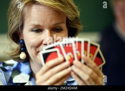 La regina Mathilde del Belgio gioca un gioco di carte uno durante una visita regale al campo estivo 'Speelplein Ruimte' di Zoutleeuw, in occasione del suo 30° anniversario, venerdì 12 luglio 2019. FOTO DI BELGA ERIC LALMAND Foto Stock