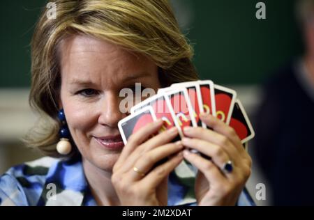 La regina Mathilde del Belgio gioca un gioco di carte uno durante una visita regale al campo estivo 'Speelplein Ruimte' di Zoutleeuw, in occasione del suo 30° anniversario, venerdì 12 luglio 2019. FOTO DI BELGA ERIC LALMAND Foto Stock