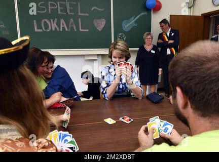 La regina Mathilde del Belgio gioca un gioco di carte uno durante una visita regale al campo estivo 'Speelplein Ruimte' di Zoutleeuw, in occasione del suo 30° anniversario, venerdì 12 luglio 2019. FOTO DI BELGA ERIC LALMAND Foto Stock