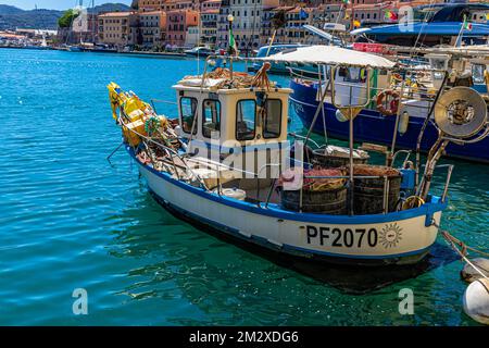Imbarcazione da pesca nel porto di Portoferriao, Elba, Arcipelago Toscano, Toscana, Italia Foto Stock