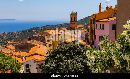 Vista sul paese di montagna di Rio nell Elba, Elba, Arcipelago Toscano, Toscana, Italia Foto Stock