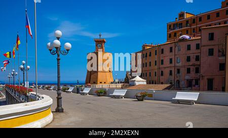Faro vicino alle case in facciate color pastello, Rio Marina, Elba, Arcipelago Toscano, Toscana, Italia Foto Stock