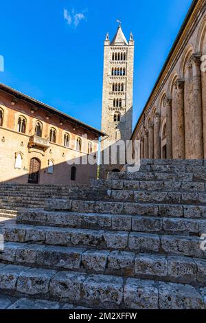 Scalinata fino al Duomo di San Cerbone, dietro il campanile alla luce della sera, massa Marittima, Toscana, Italia Foto Stock