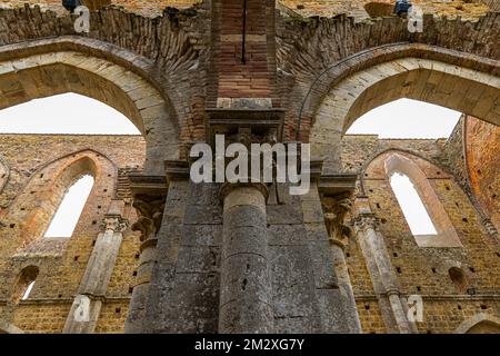 Arcate della chiesa in rovina dell'Abbazia di San Galgano, nei pressi di Monticiano, Toscana, Italia Foto Stock