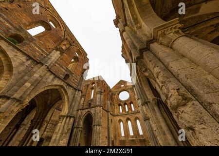 Arcate della chiesa in rovina dell'Abbazia di San Galgano, nei pressi di Monticiano, Toscana, Italia Foto Stock