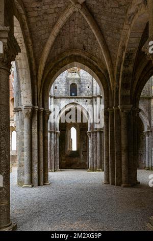 Arcate della chiesa in rovina dell'Abbazia di San Galgano, nei pressi di Monticiano, Toscana, Italia Foto Stock