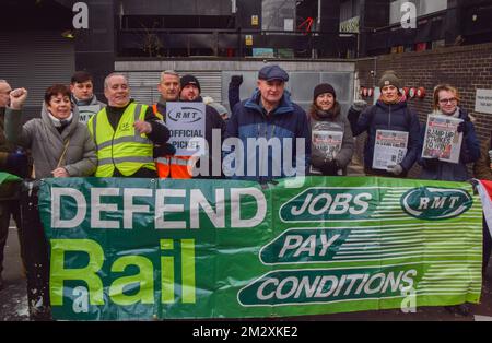 Londra, Regno Unito. 13th dicembre 2022. Il Segretario Generale della RMT Mick Lynch si unisce alla linea picket fuori dalla stazione di Euston mentre gli scioperi ferroviari hanno colpito il Regno Unito. Foto Stock