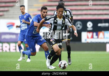 Ryota Morioka di Charleroi combatte per la palla durante una partita di calcio amichevole tra il club belga Sporting Charleroi e la squadra francese Troyes AC, venerdì 19 luglio 2019 a Charleroi, in preparazione della prossima stagione 2019-2020 della Jupiler Pro League. BELGA PHOTO VIRGINIE LEFOUR Foto Stock