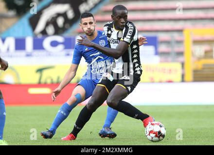 Cristophe Diandy di Charleroi combatte per la palla durante una amichevole partita di calcio tra il club belga Sporting Charleroi e la squadra francese Troyes AC, venerdì 19 luglio 2019 a Charleroi, in preparazione della prossima stagione 2019-2020 della Jupiler Pro League. BELGA PHOTO VIRGINIE LEFOUR Foto Stock