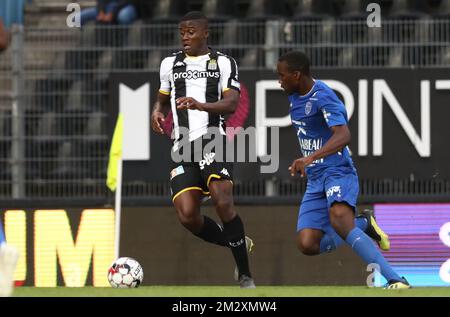 Chris Bedia di Charleroi combatte per la palla durante una partita di calcio amichevole tra il club belga Sporting Charleroi e la squadra francese Troyes AC, venerdì 19 luglio 2019 a Charleroi, in preparazione della prossima stagione 2019-2020 della Jupiler Pro League. BELGA PHOTO VIRGINIE LEFOUR Foto Stock