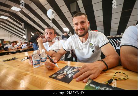 Gjoko Zajkov di Charleroi, nella foto di una sessione autografa della squadra di calcio belga Sporting Charleroi, sulla fianda del club, sabato 20 luglio 2019 a Charleroi, in vista della prossima stagione 2019-2020 della Jupiler Pro League. BELGA PHOTO VIRGINIE LEFOUR Foto Stock