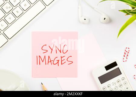 Didascalia di testo che presenta le immagini sincronizzate. Concetto aziendale che rende le foto identiche in tutti i dispositivi accessibili ovunque Foto Stock
