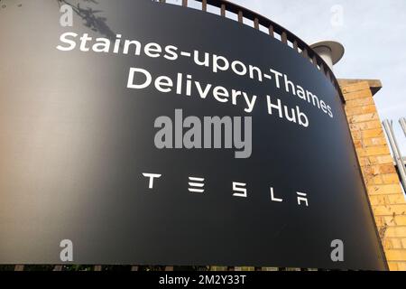 Cartello/segnaletica/segnaletica/segnaletica dell'hub di ritiro della consegna per i clienti del Regno Unito che ritirano una nuova vettura elettrica Tesla EV prodotta e gestita da Tesla Inc negli Stati Uniti. Situato a Staines Upon Thames. (132) Foto Stock