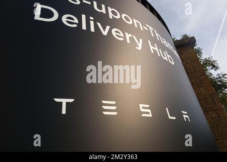 Cartello/segnaletica/segnaletica/segnaletica dell'hub di ritiro della consegna per i clienti del Regno Unito che ritirano una nuova vettura elettrica Tesla EV prodotta e gestita da Tesla Inc negli Stati Uniti. Situato a Staines Upon Thames. (132) Foto Stock