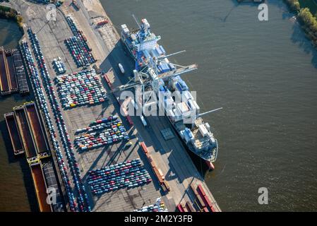 Vista aerea della Unikai, banchina multiuso, carico di automobili, container, nave, Trasporti commerciali, porto, carico, scarico, Hansahafen, Amburgo Foto Stock