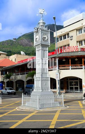 Torre dell'Orologio all'angolo di Albert Street e Independence Avenue, capitale Victoria, Isola di Mahe, Seychelles Foto Stock