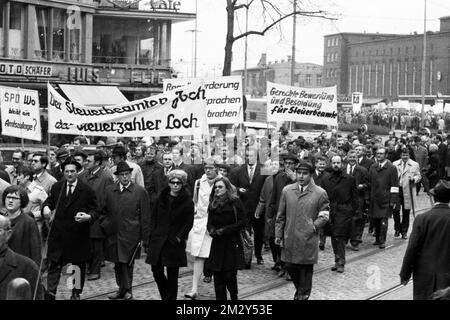 Anche i funzionari fiscali scendono in piazza per la loro domanda di più retribuzione, come qui a Duesseldorf nel 1969, in Germania Foto Stock