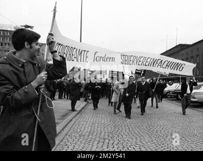 Anche i funzionari fiscali scendono in piazza per la loro domanda di più retribuzione, come qui a Duesseldorf nel 1969, in Germania Foto Stock