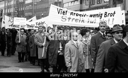 Anche i funzionari fiscali scendono in piazza per la loro domanda di più retribuzione, come qui a Duesseldorf nel 1969, in Germania Foto Stock