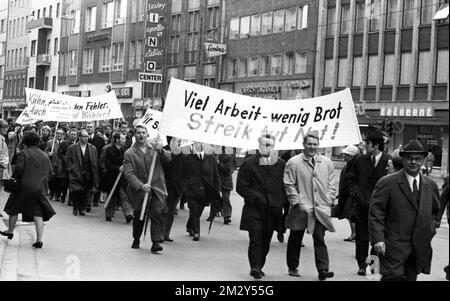 Anche i funzionari fiscali scendono in piazza per la loro domanda di più retribuzione, come qui a Duesseldorf nel 1969, in Germania Foto Stock