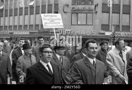 Anche i funzionari fiscali scendono in piazza per la loro domanda di più retribuzione, come qui a Duesseldorf nel 1969, in Germania Foto Stock