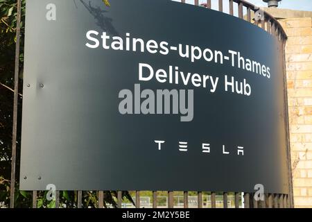 Cartello/segnaletica/segnaletica/segnaletica dell'hub di ritiro della consegna per i clienti del Regno Unito che ritirano una nuova vettura elettrica Tesla EV prodotta e gestita da Tesla Inc negli Stati Uniti. Situato a Staines Upon Thames. (132) Foto Stock