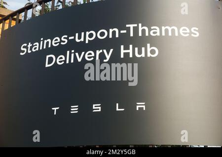 Cartello/segnaletica/segnaletica/segnaletica dell'hub di ritiro della consegna per i clienti del Regno Unito che ritirano una nuova vettura elettrica Tesla EV prodotta e gestita da Tesla Inc negli Stati Uniti. Situato a Staines Upon Thames. (132) Foto Stock