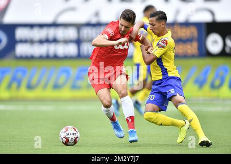 Gojko Cimirot di Standard e Hamza Masoudi di di STVV combattono per la palla durante una partita di calcio tra Sint-Truidense VV e Standard de Liege, domenica 11 agosto 2019 a Sint-Truiden, il terzo giorno della stagione di campionato belga di calcio 'Jupiler Pro League' 2019-2020. FOTO DI BELGA JOHAN EYCKENS Foto Stock