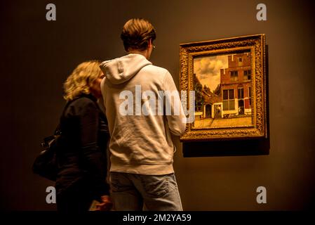 Amsterdam, Paesi Bassi. Dicembre 2022. I visitatori del Rijksmuseum di Amsterdam ammirano la strada di Vermeer. Foto di alta qualità Foto Stock